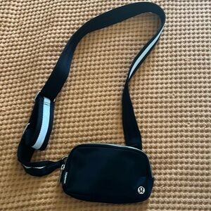 Lululemon everywhere crossbody 2022 RARE DISCONTINUED